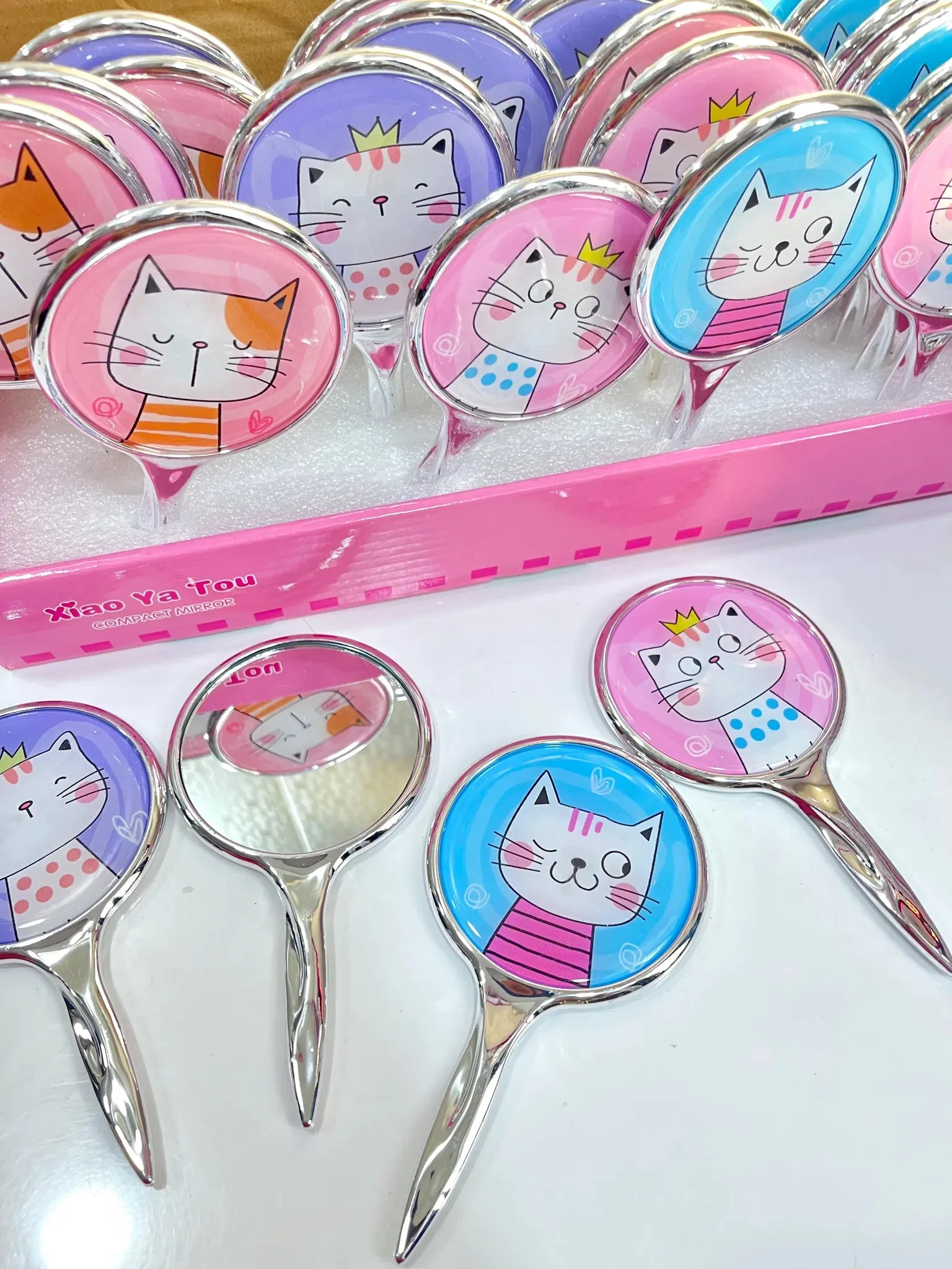 Mini Printed cat handle mirror.